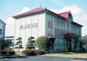 赤磐市吉井郷土資料館(旧仁堀尋常高等小学校本館) 赤磐市吉井郷土資料館(旧仁堀尋常高等小学校本館)