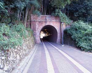 北吸トンネル （旧軍港引込線北吸隧道）