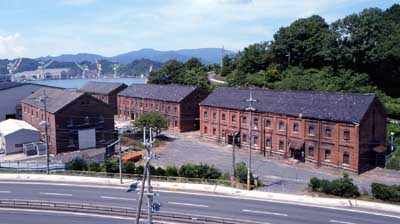 赤れんが倉庫群（舞鶴海軍需品庫）と赤れんがロード