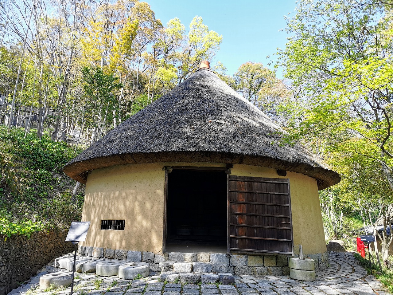 四国村　砂糖しめ小屋・釜屋